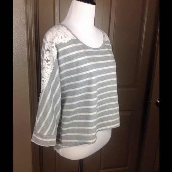 Maurice's Top Sweatshirt Small High Low Crochet - Picture 3 of 5